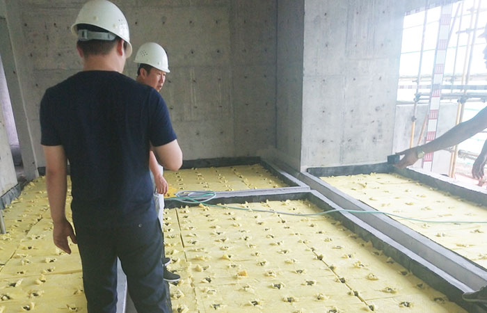 恒力集團(tuán)蘇州灣中心機(jī)房浮筑地臺(tái)施工選用金諾橡膠減振器案例！